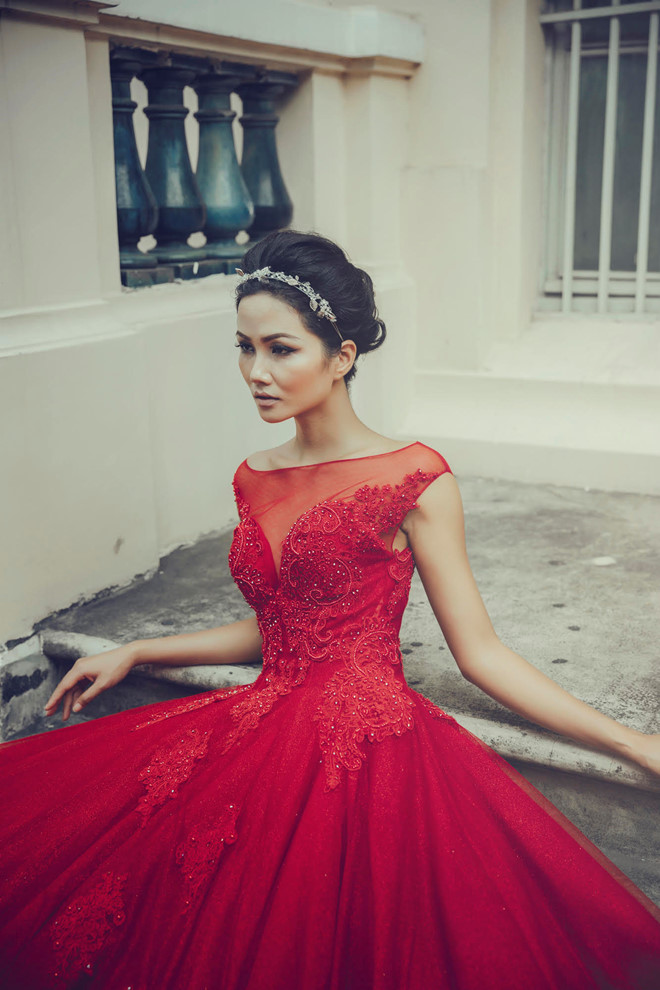 Ảnh gợi cảm của Hoa hậu Hoàn vũ VN HHen Niê thời tóc dài